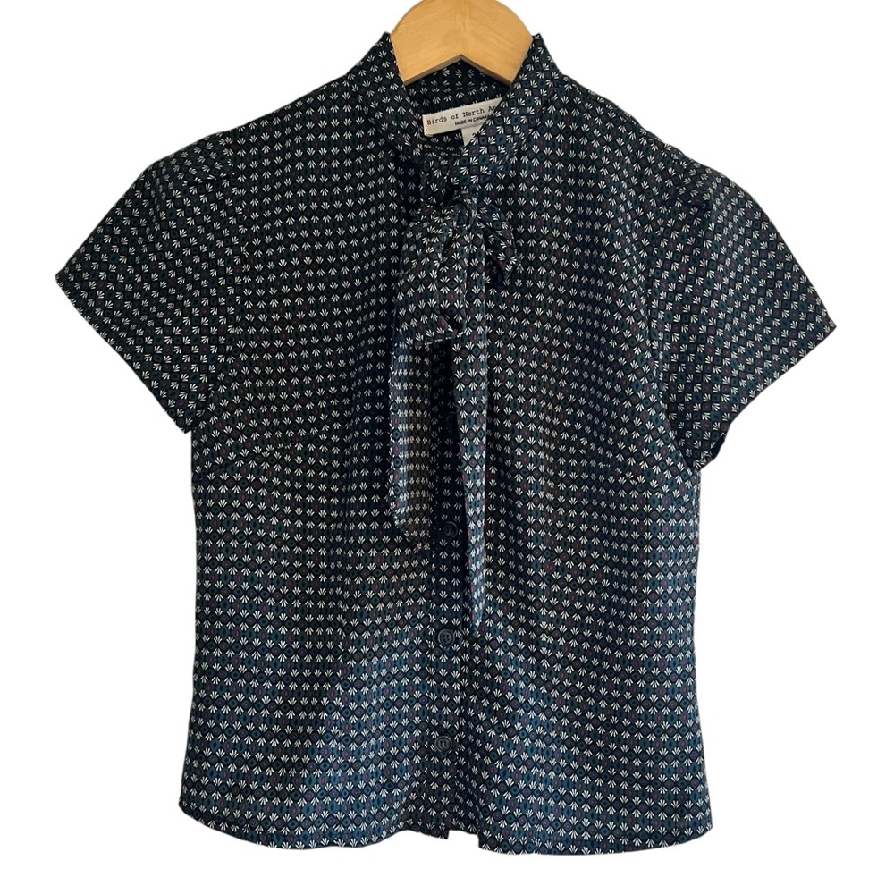 Birds of North America 🇨🇦 neck tie short sleeve top
Size 2 excellent condition
